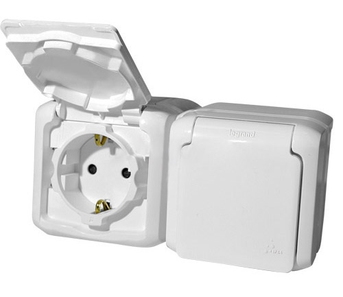 Розетка двухпостовая Legrand Quteo с заземлением с защитными шторками с защитной крышкой белая Розетка двухпостовая Legrand Quteo с заземлением с защитными шторками с защитной крышкой белая